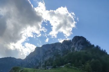 Prato di Cormoney con dietro le montagne.