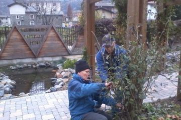 Amministratori e non, al lavoro per la sistemazione delle luci di Natale