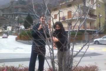 Amministratori e non, al lavoro per la sistemazione delle luci di Natale