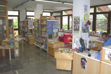 Interno: Piano Terra - La reception e la zona bambini<br>