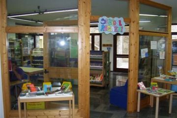 Interno : Piano Terreno - La Sezione Ragazzi<br>In questa zona studio sono disponibile anche due postazioni per l'utilizzo del PC