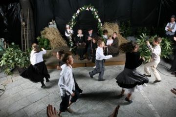 I nipotini danzano per i nonni