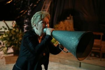 Una parente richiama l'attenzione degli invitati: arrivano gli sposi!