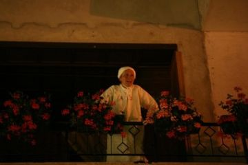 La vicina si lamenta per gli schiamazzi