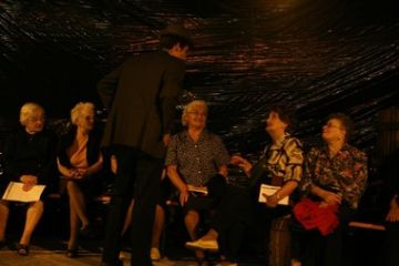 Un figlio degli sposi intrattiene il pubblico invitato alla festa