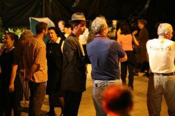 I parenti intrattengono il pubblico invitato alla festa<br>