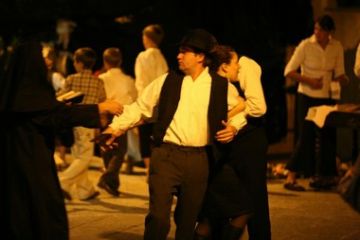 Un figlio degli sposi: la moglie lo richiama all'ordine