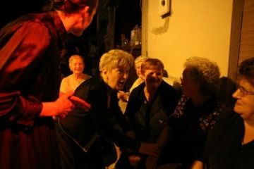 Alcune parenti intrattengono gli invitati alla festa