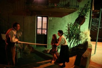 Figlio e nuora arrotolano le fasce dell'ultimo nipotino nato