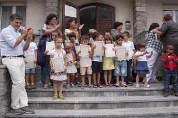 Festa inizio anno scolastico 2011- 2012<br>uscita dei bambini dalla scuola dell'infanzia