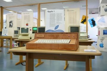 Museo apple esposizione 2007<br>L'Apple I. La replica funzionante del mitico computer che fu all'origine dell'avventura Apple