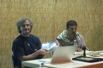 Museo apple esposizione 2007<br>IL Sindaco Luigi Bertschy consegna un omaggio a Lucio in segno di ringraziamento per la serata.