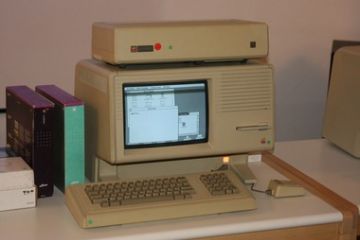 Museo apple esposizione 2007<br>Il "LISA" il computer oggetto della serata tenuta da Alessio Ferraro
