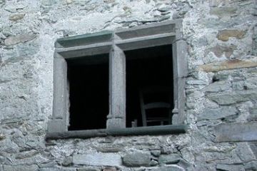 Angoli di paese- Bifora - antica dimora dei Dugros (1700)