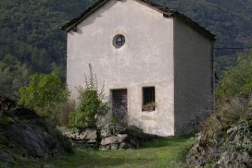 Cappella  Loc. Mana (Santa Lucia). Prima tappa per i viandanti e i montanari che risalivano la vallata di Champorcher.<br>