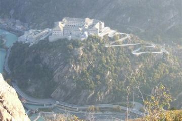 Sentiero per Pourcil con veduta Forte di Bard