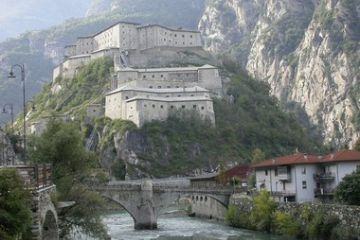 Angoli di paese - Il ponte medioevale sulla Dora Baltea e sullo sfondo il Forte di Bard