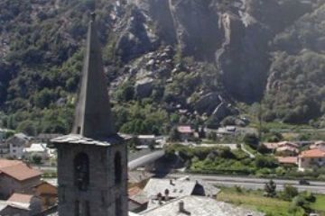 Angoli di paese - Campanile e Chiesa parrocchiale - vista dall'alto