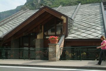 Biblioteca vista da Via E. Chanoux.