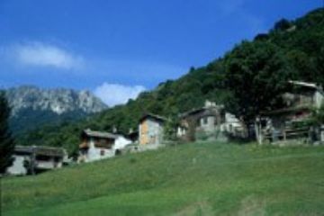 Villaggio di Biel, prato in primo piano con sfondo del villaggio.
