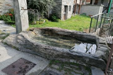 Caratteristico fontanile in pietra a Biel