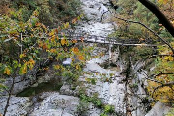 ponte in legno sul torrente Crest