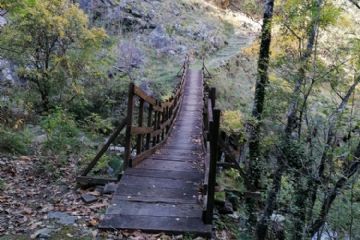 Tipica passerella basculante in legno;