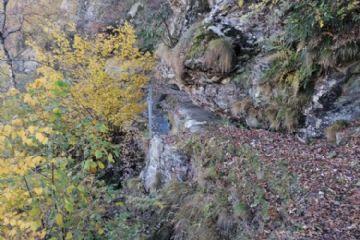 Corde e passerelle metalliche per agevolare il transito sul canale