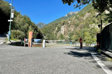 Per accedere bisogna arrestarsi alla sbarra d'accesso e ritirare il ticket nella colonnina rossa sulla sinistra.