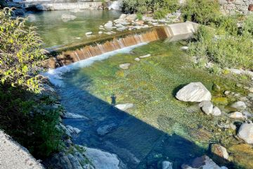 Il torrente Ayasse passa accanto all'area camper, rendendo piacevole il soggiorno dei camperisti.